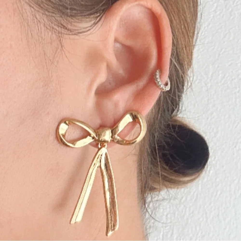 OSCAR DE LA RENTA • Simply Elegant Sculpted Mobile Vintage Bow Earrings